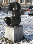 905787 Afbeelding van het bronzen beeldhouwwerk 'Zittend figuur' van Willy Blees (1931-1988) in winterse sfeer, in 1982 ...